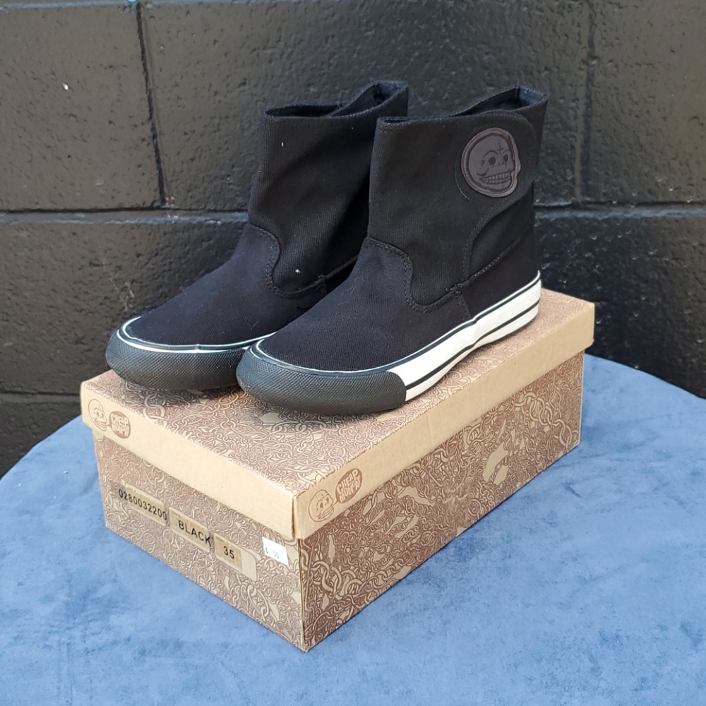 Black canvas boots